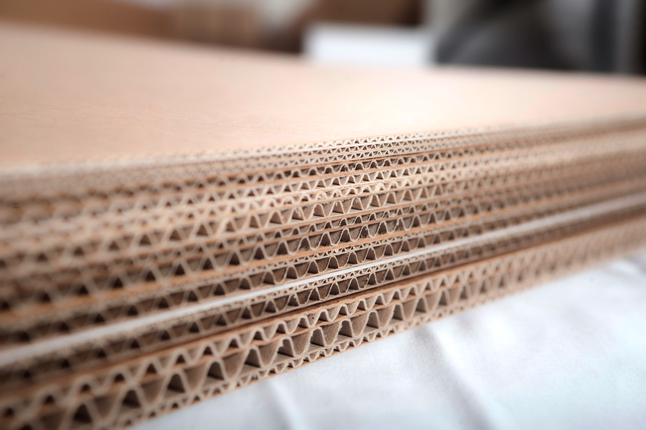 Las láminas de cartón C620 son láminas de cartón corrugado con un calibre de 0.6 mm. Ideales para proteger productos pesados y frágiles como vidrio o cerámica, ofrecen una resistencia adicional y durabilidad excepcional. 2