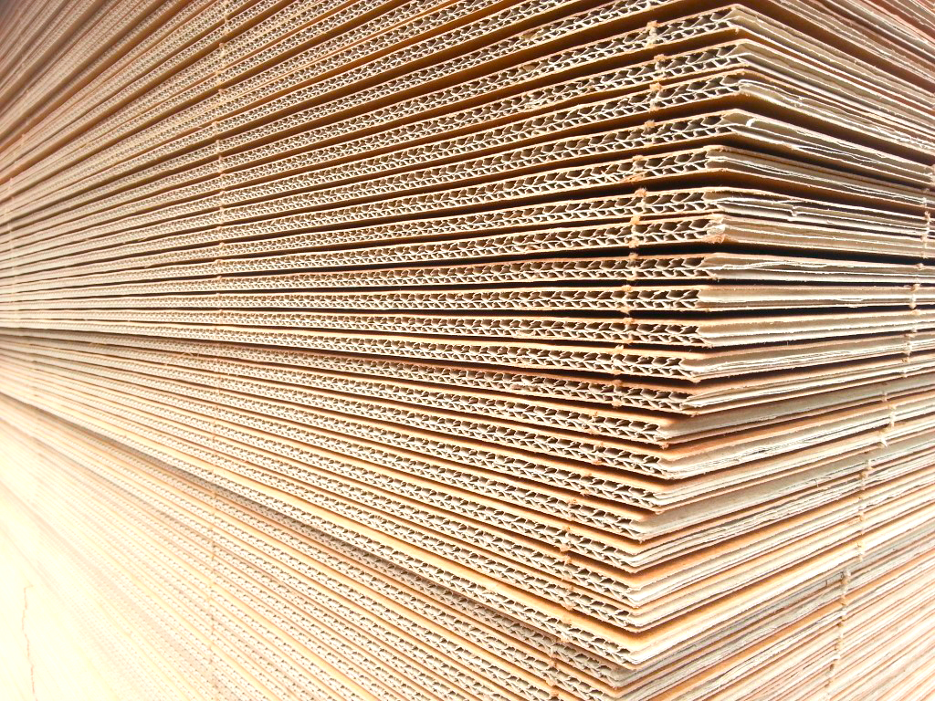 Las láminas de cartón C620 son láminas de cartón corrugado con un calibre de 0.6 mm. Ideales para proteger productos pesados y frágiles como vidrio o cerámica, ofrecen una resistencia adicional y durabilidad excepcional. 3