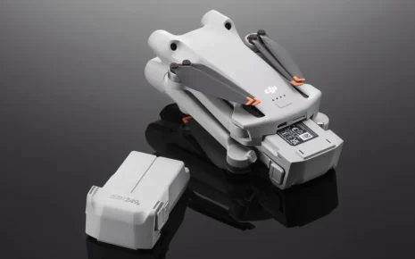 Baterías DJI Mini junto a dron DJI Mini plegado