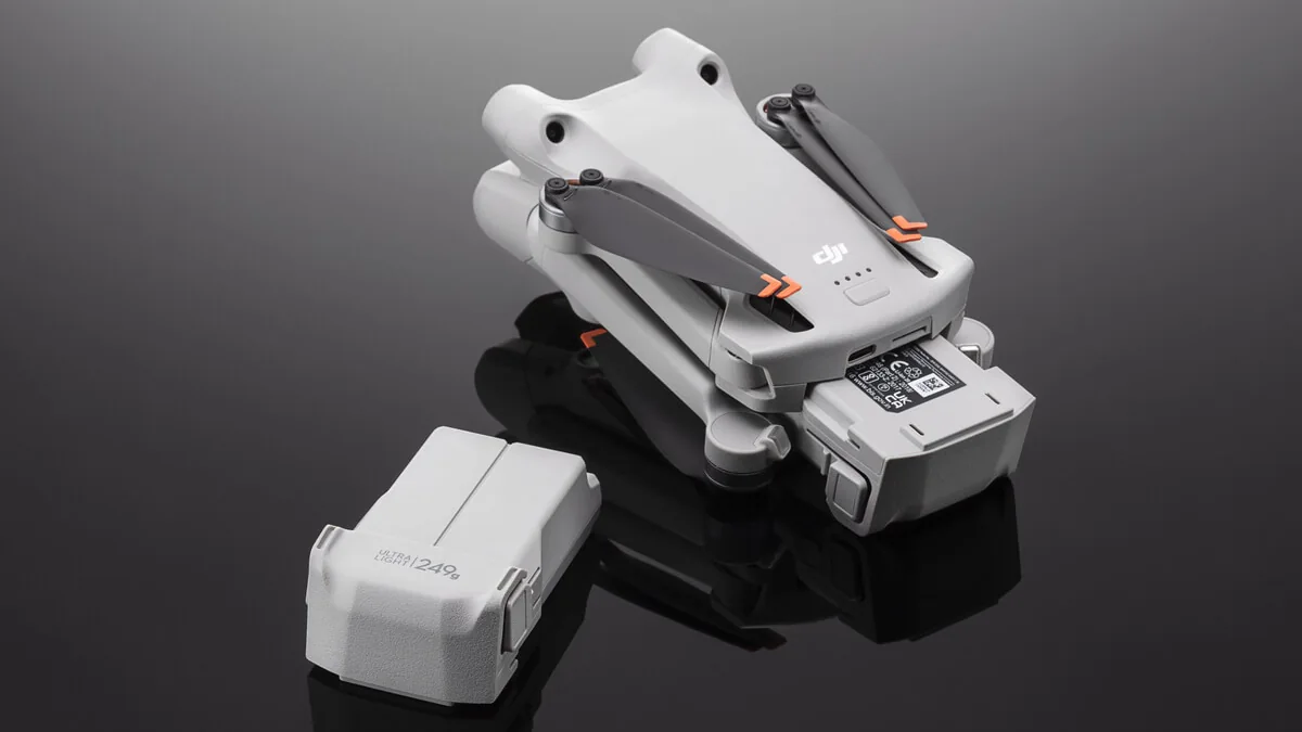 Baterías DJI Mini junto a dron DJI Mini plegado
